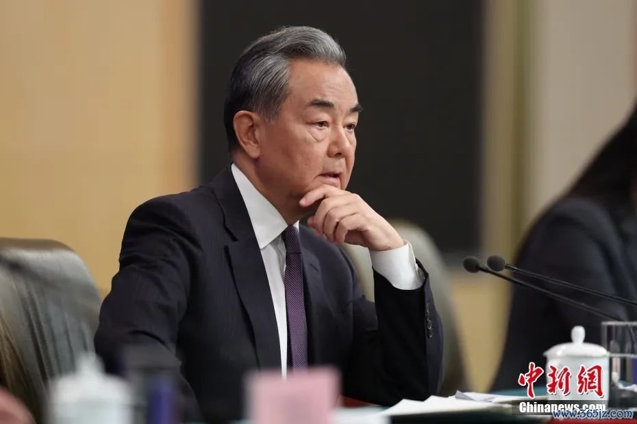 资料图：中共中央政治局委员、外交部长王毅。中新社记者 富田 摄